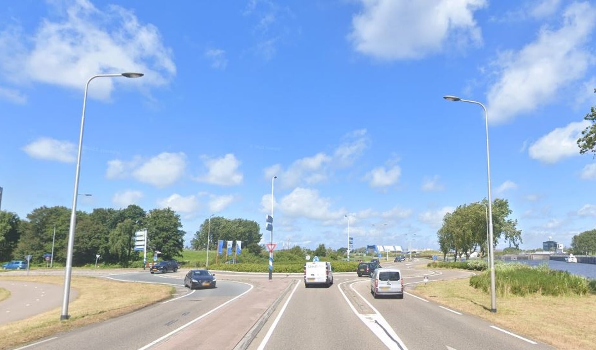 De rotonde van de N250 en de Ravelijnweg in Den Helder die dicht gaat.