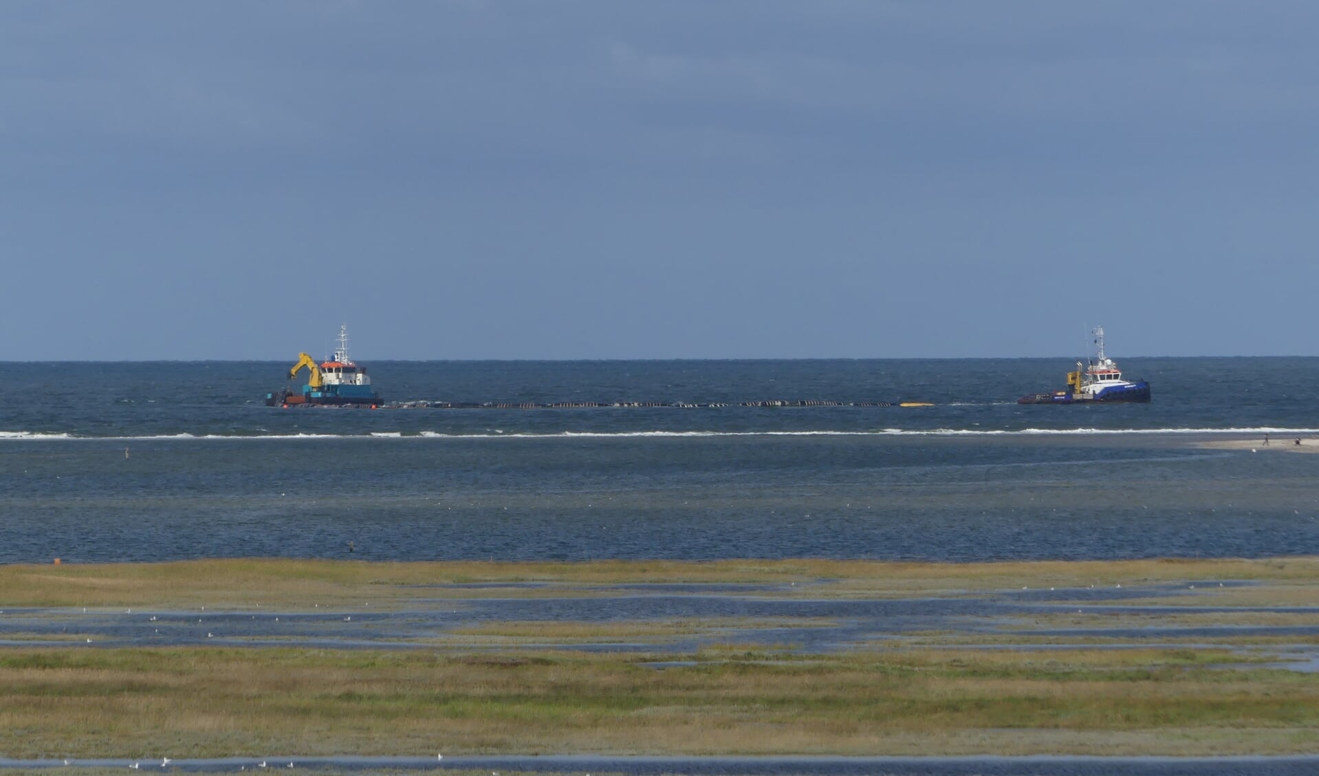 De SMS Shoalbuster en de Coastal Challenge aan het werk voor De Slufter, gezien vanaf de sluftertrap.