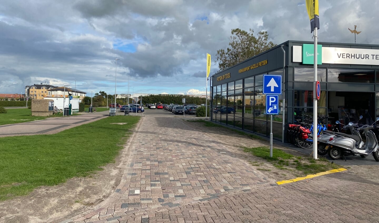 De nieuwe extra inrit naar het parkeerterrein aan de Nikadel.