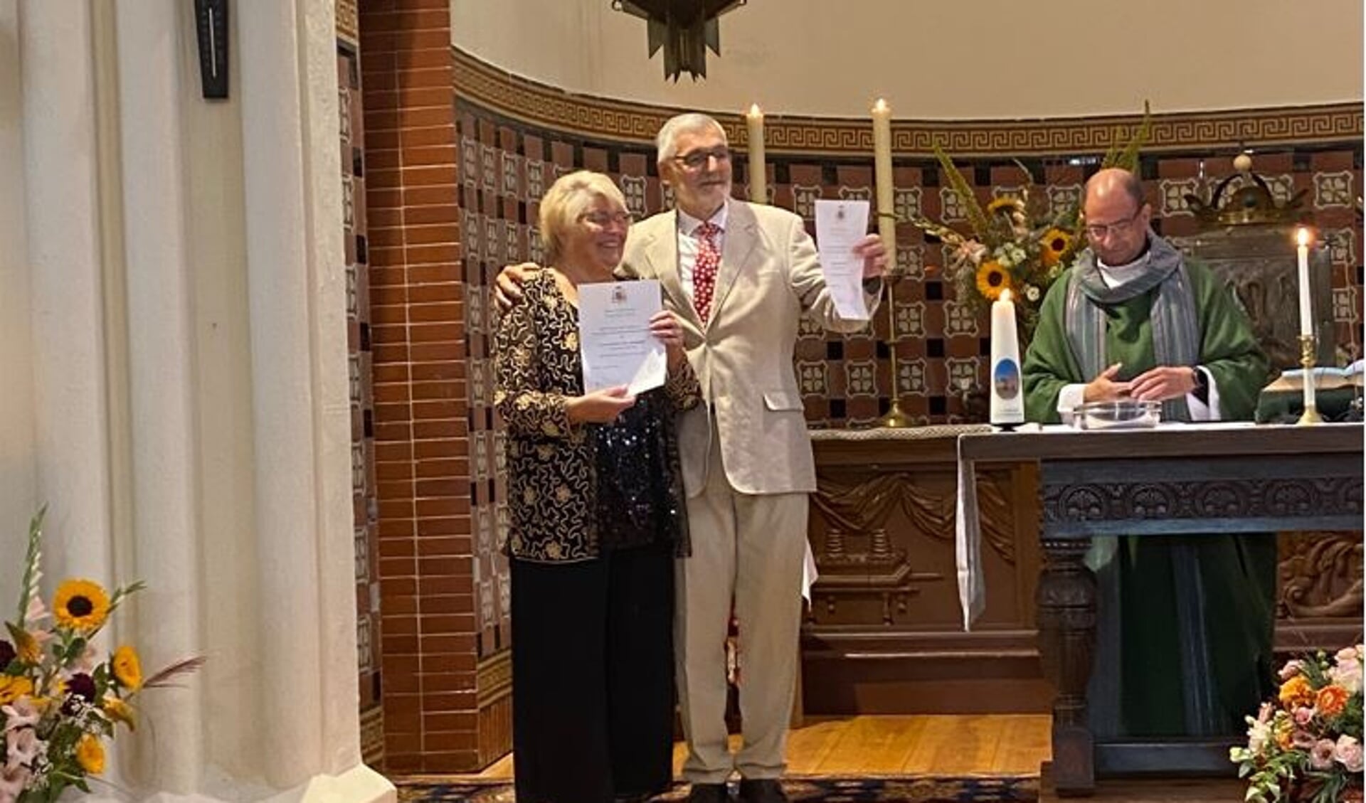 Marijke en Frans Stolk, 40 jaar koster van de katholieke kerk in De Cocksdorp, ontvingen uit handen van pastoor Ivan Garcia de BAVO-onderscheiding van Bisdom Haarlem Amsterdam.  