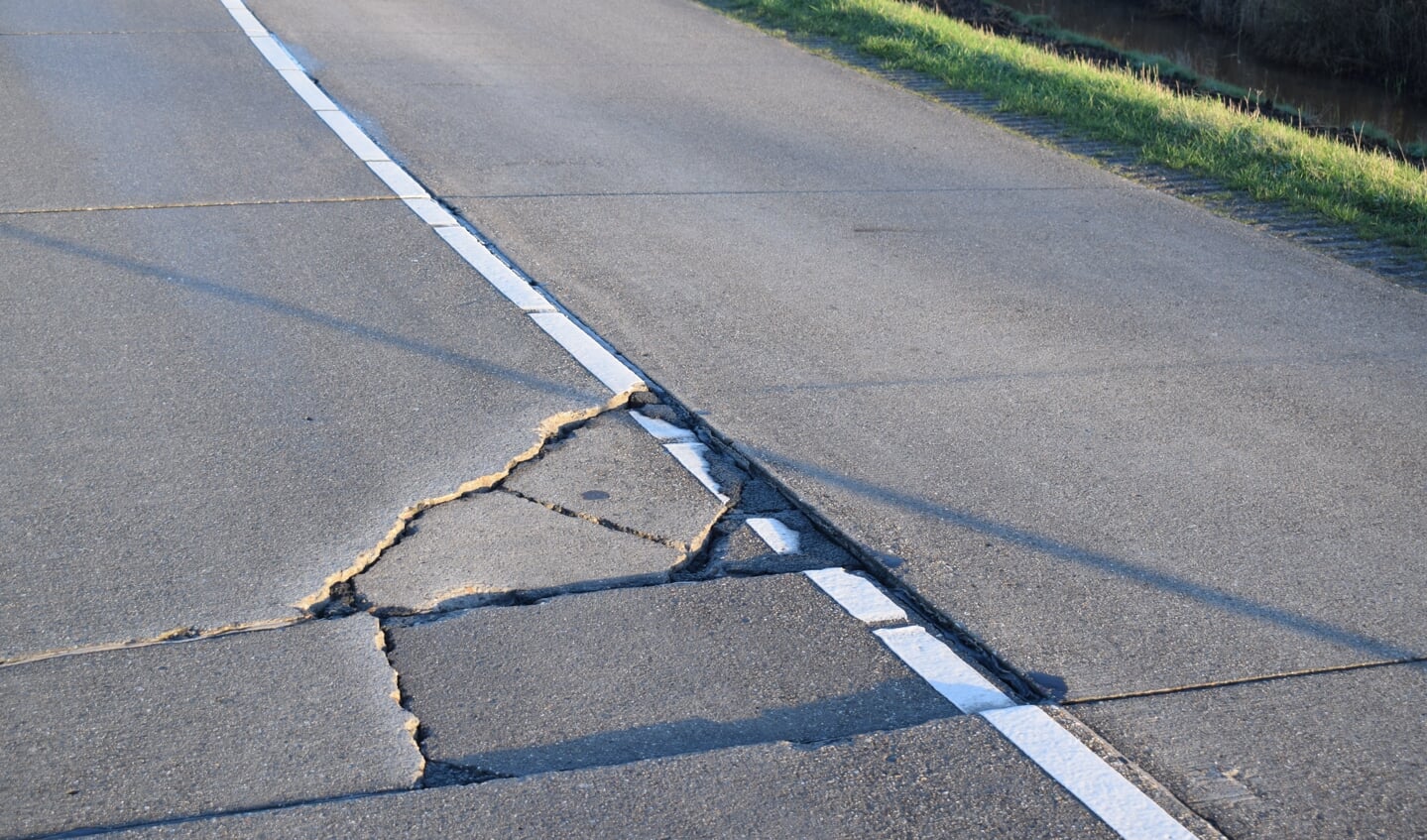 Scheuren in het wegdek worden dichtgesmeerd met gietasfalt (Foto: Henk Cornelissen)