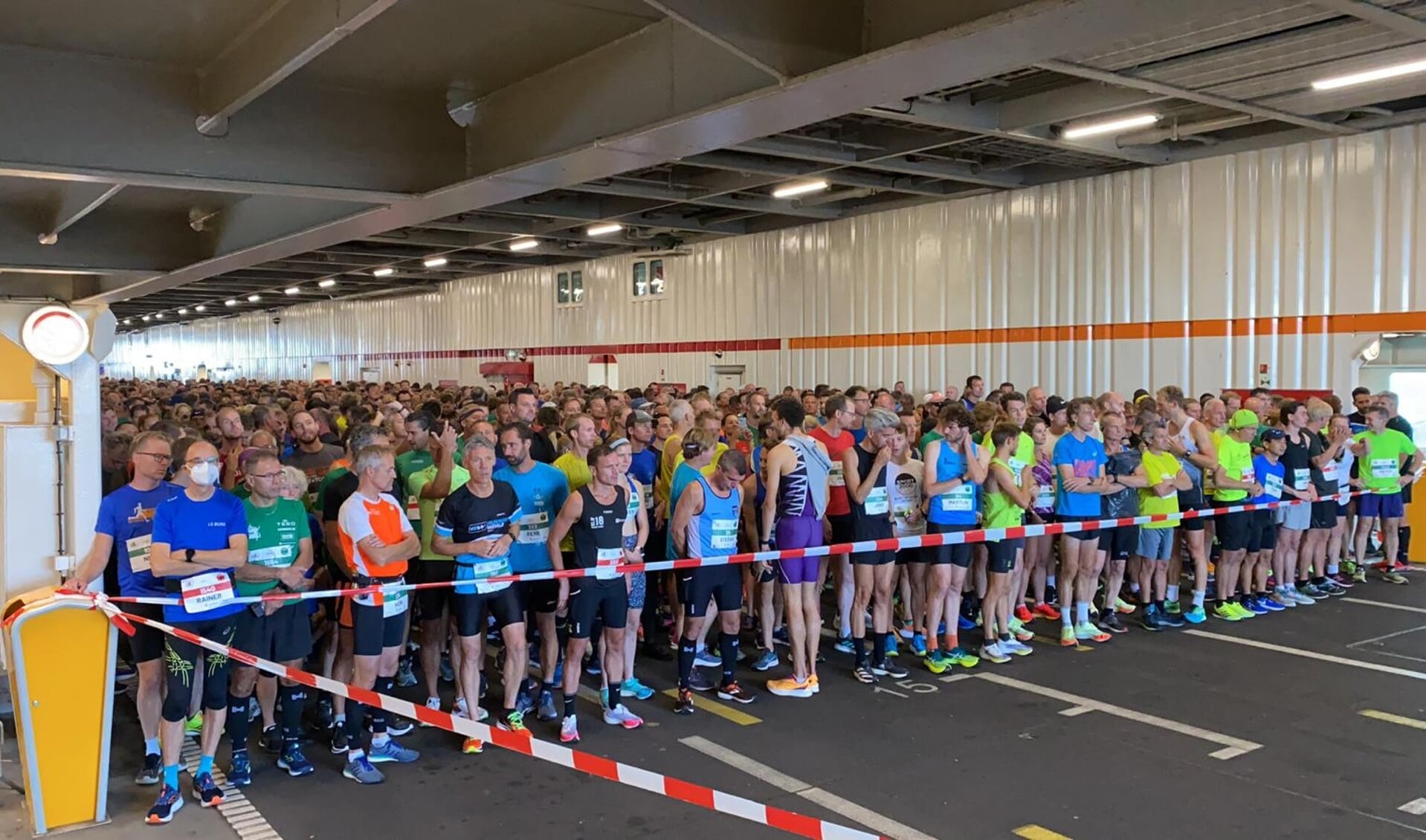 De start van de Texel Halve Marathon vanaf de Texelstroom.