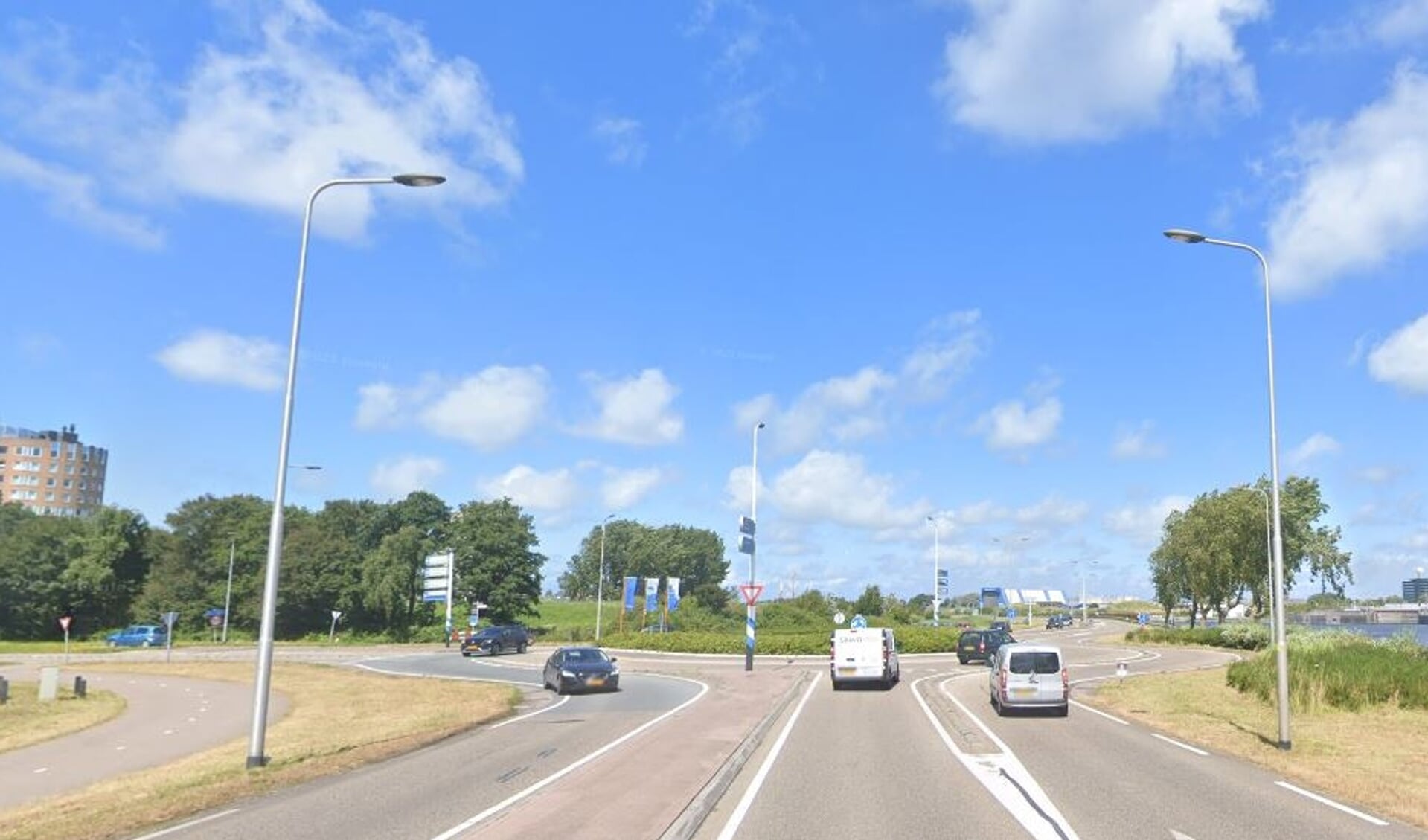 De rotonde van de N250 en de Ravelijnweg in Den Helder.