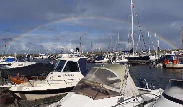 Regenboog boven de jachthaven in Oudeschild.