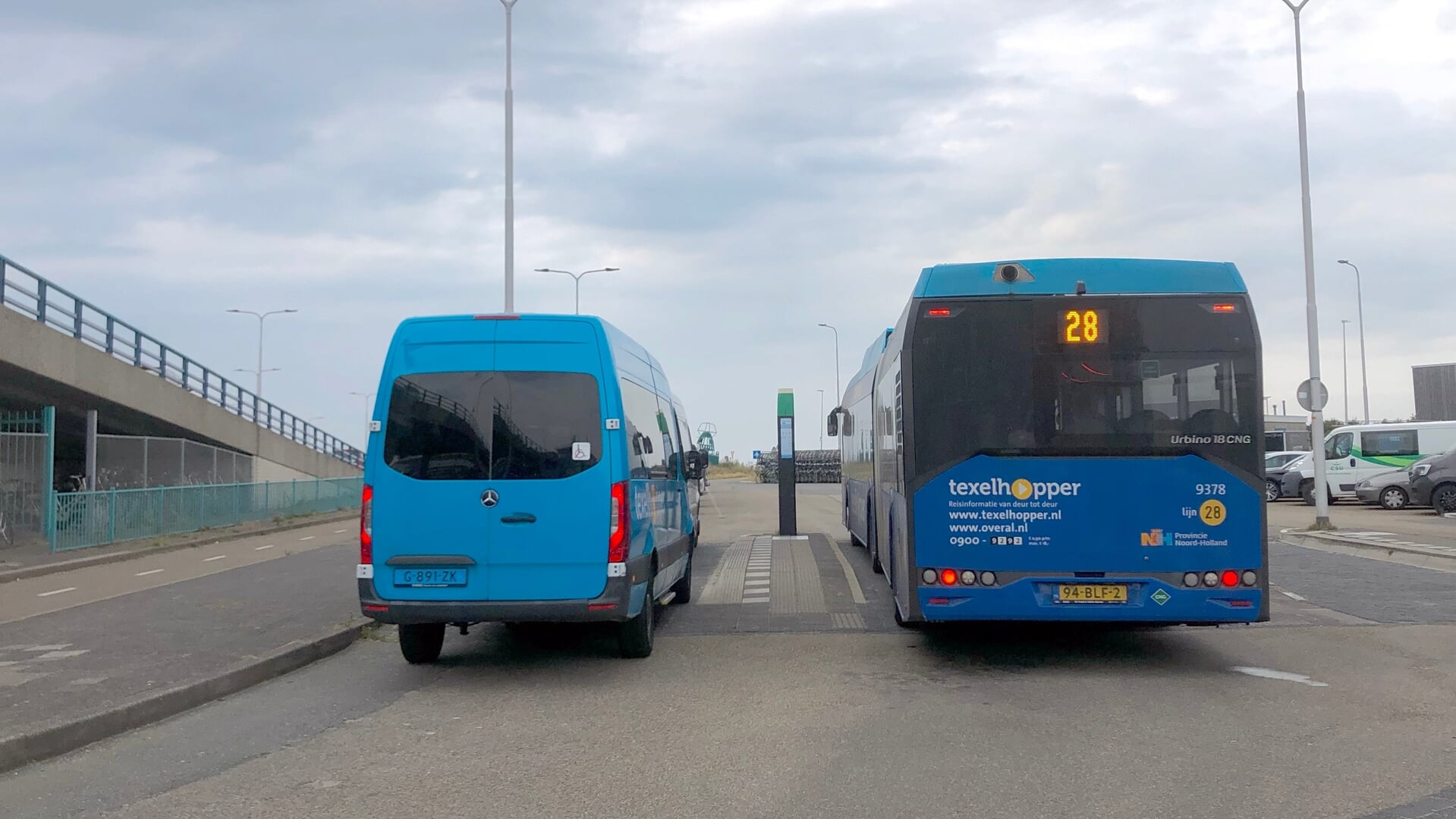 Bussen op de veerhaven op 't Horntje.