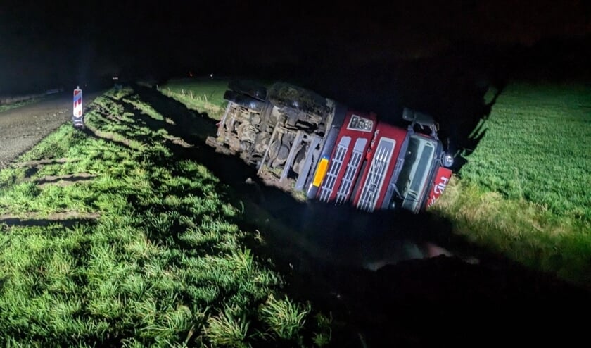 Vrachtwagen Belandt In Sloot Genteweg - Oozo.nl