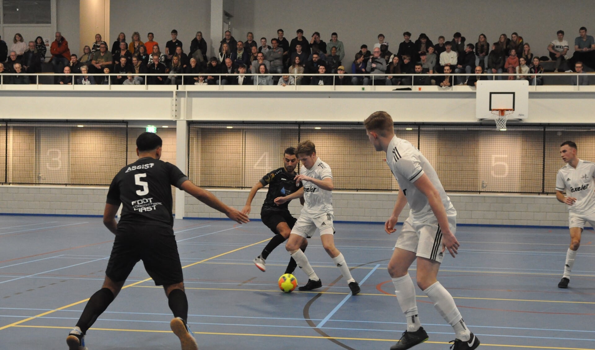 Stijn Arends van Texel Futsal aan de bal tegen ZVV Eindhoven.