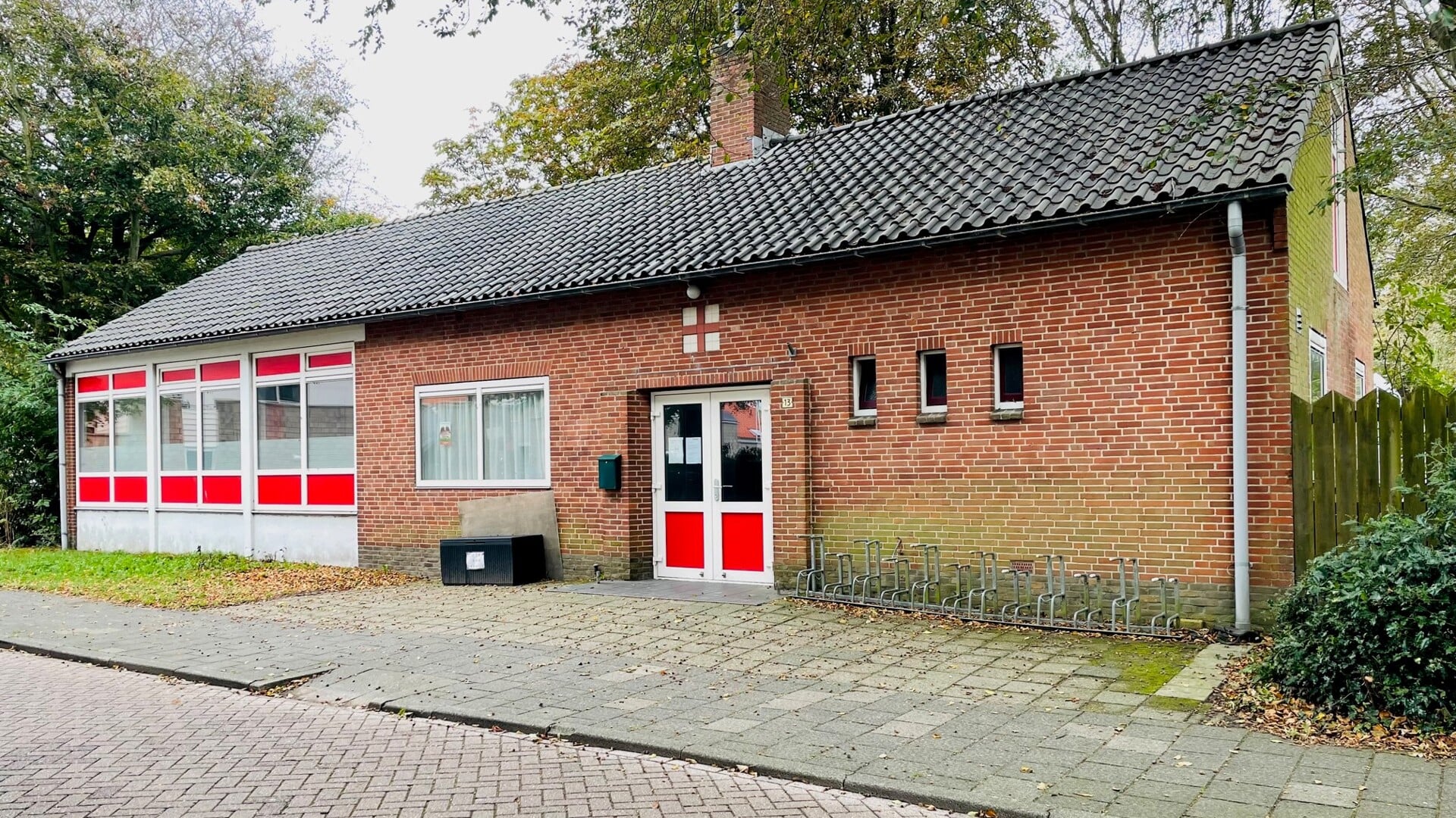 Het Rode Kruisgebouw in de Jonkerstraat, waar Voedselbank Texel gevestigd is.