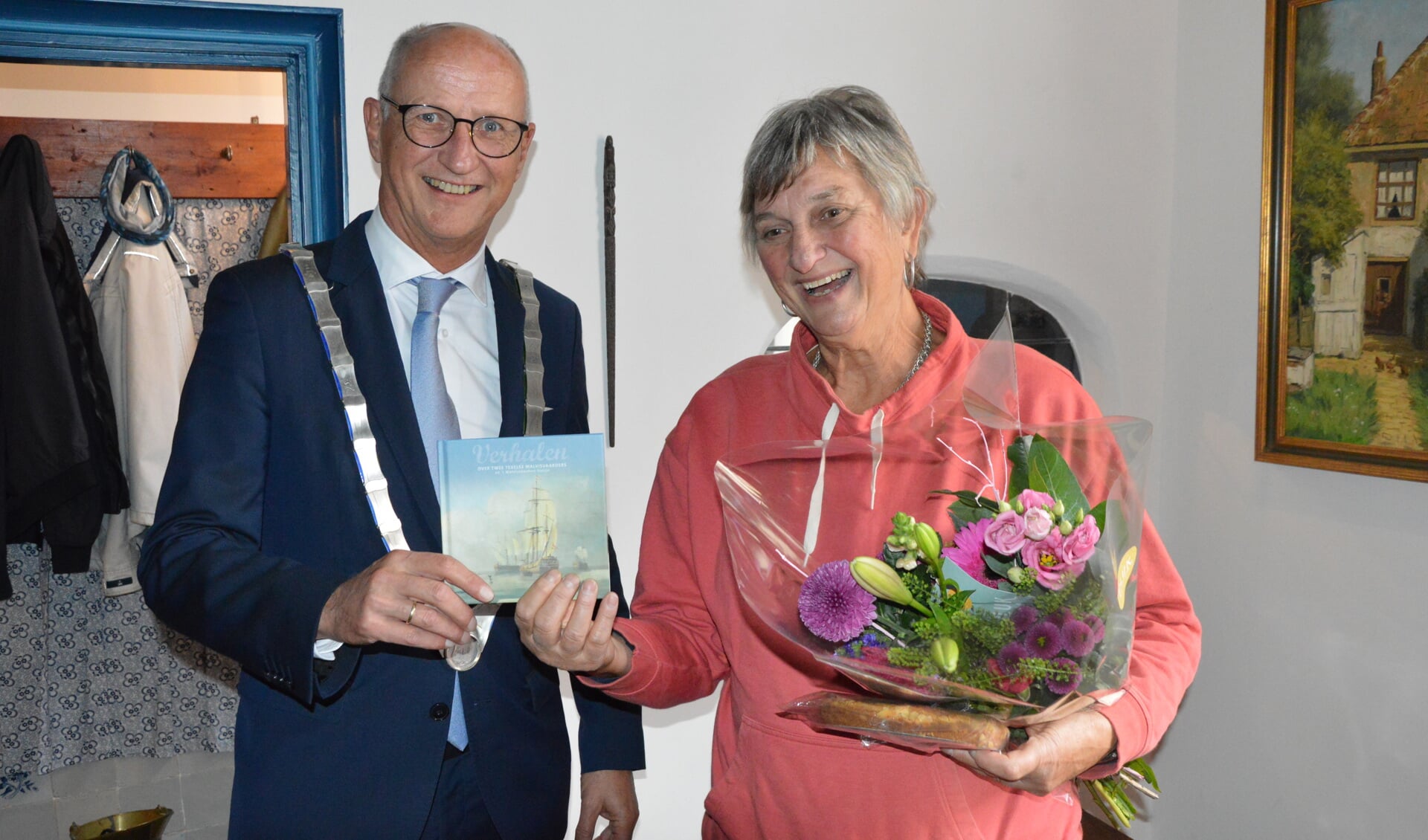 Burgemeester Rob van der Zwaag feliciteert Norma Bruinsma, de 10.000ste bezoeker. 