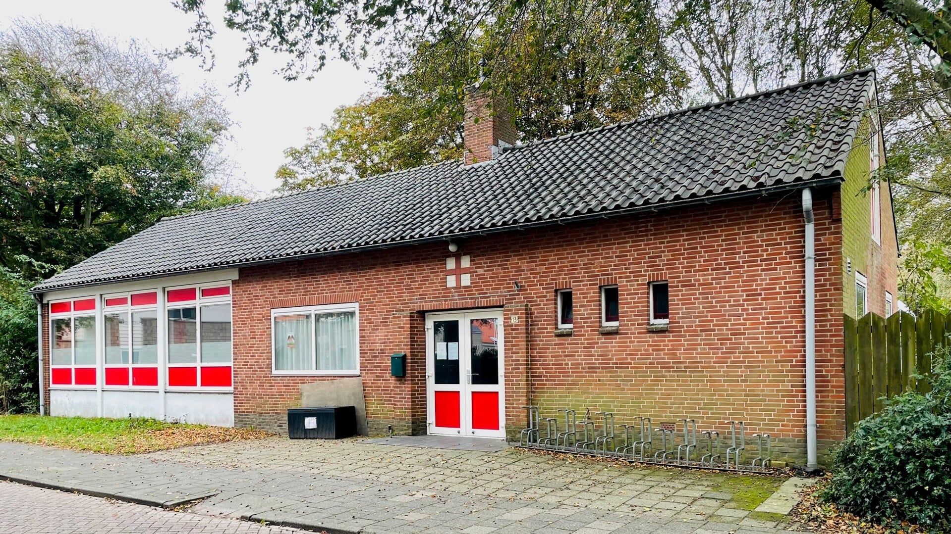Het Rode Kruis-gebouw in de Jonkerstraat, waar Voedselbank Texel gevestigd is.