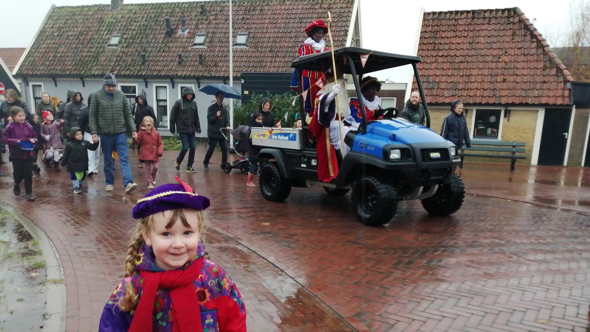 Sint zit droog tijdens het onthaal in Oosterend.