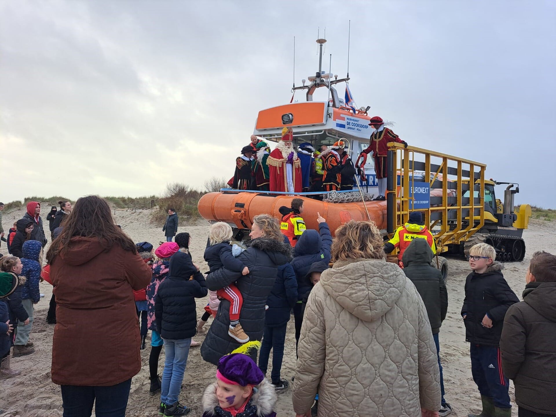 Sinterklaas en zijn pieten kwamen met KNRM-boot naar De Cocksdorp.