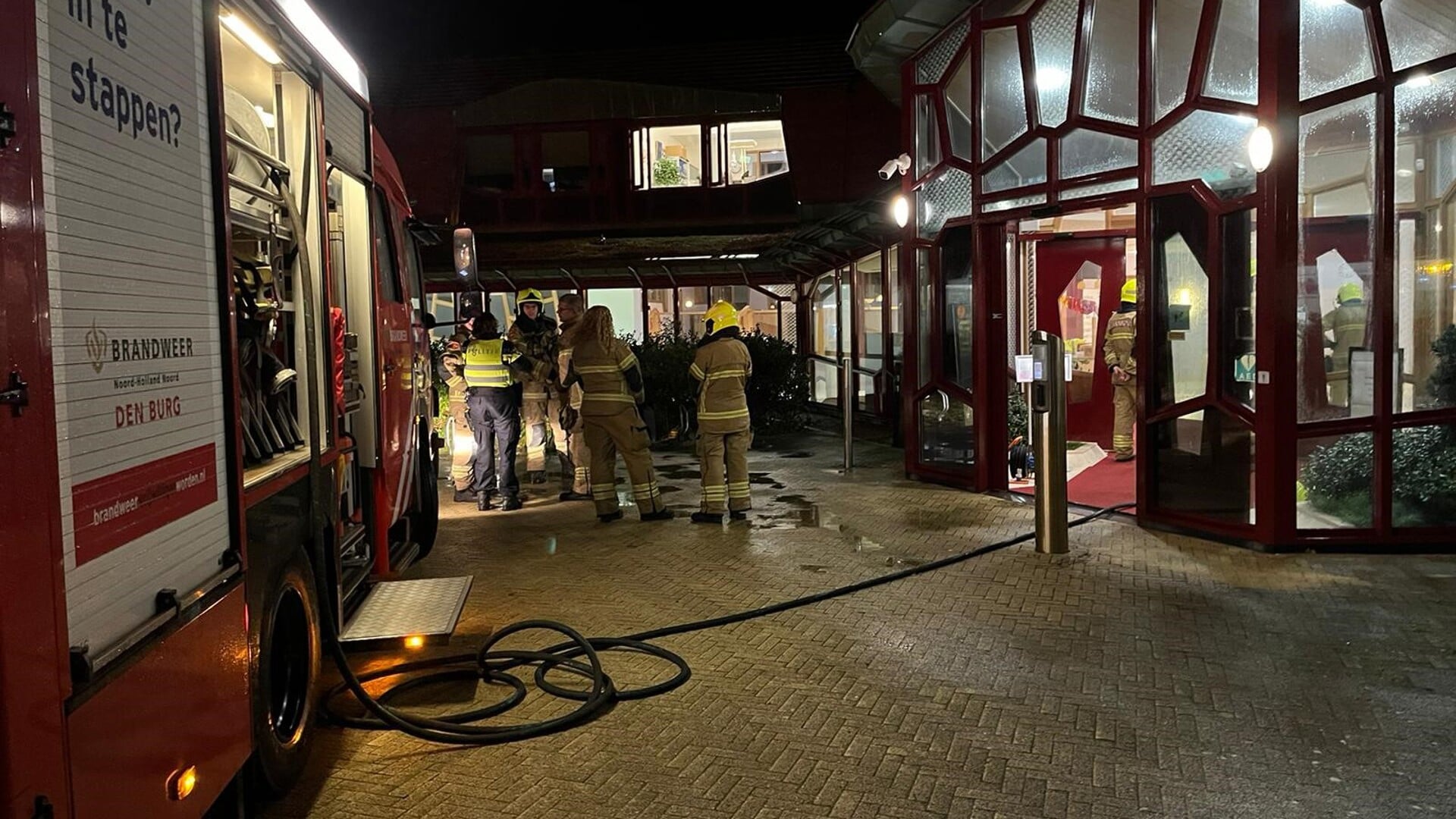 De brandweer in actie bij het gemeentehuis.