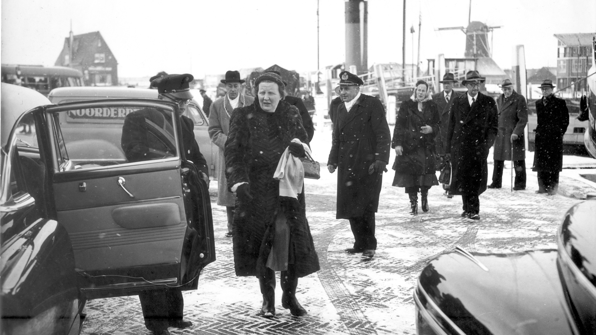 Koningin Juliana bij aankomst in Oudeschild op op 13 februari 1953