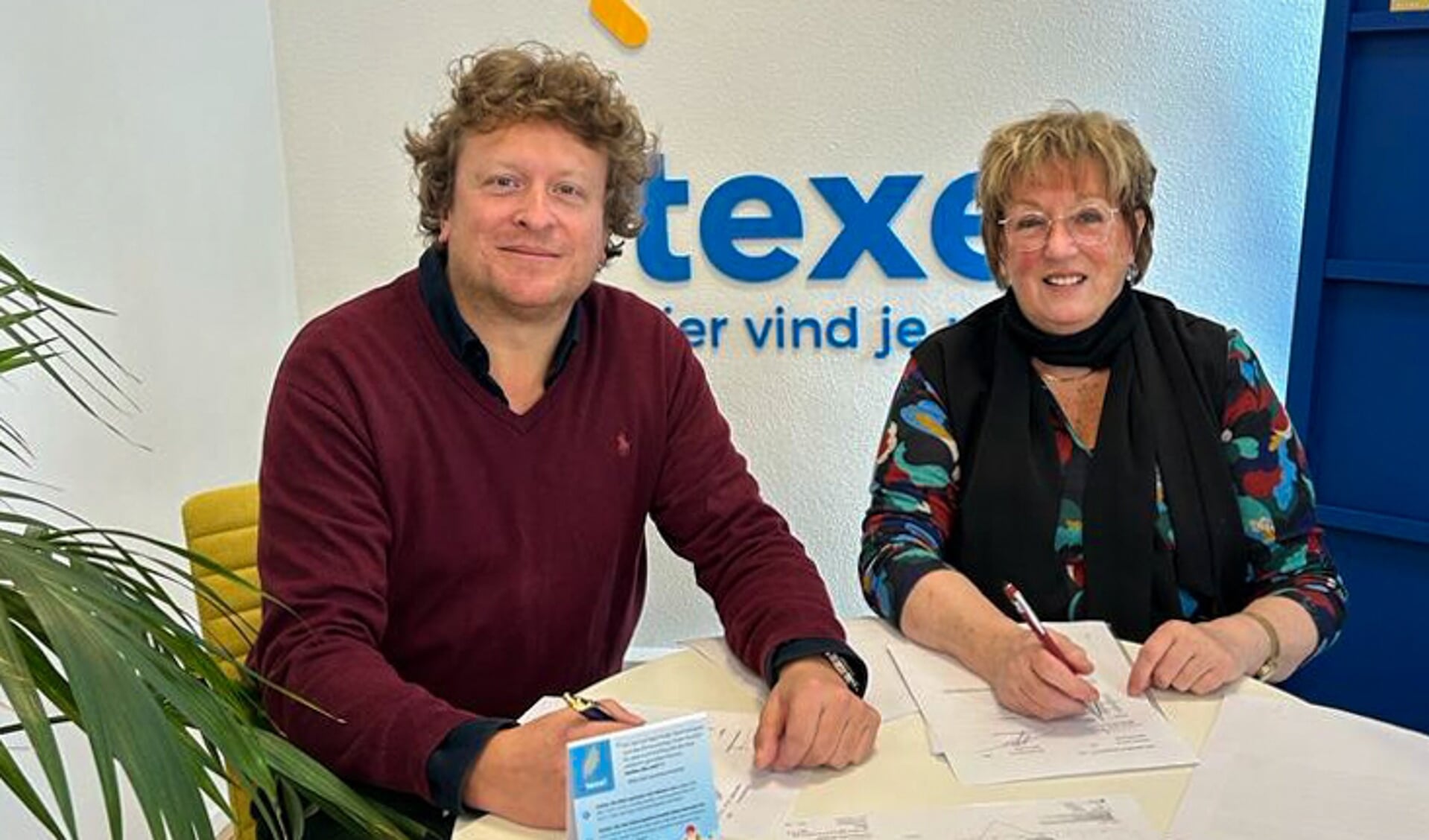 Frank Spooren en Joke de Boer ondertekenen een nieuw contract voor 10 jaar.