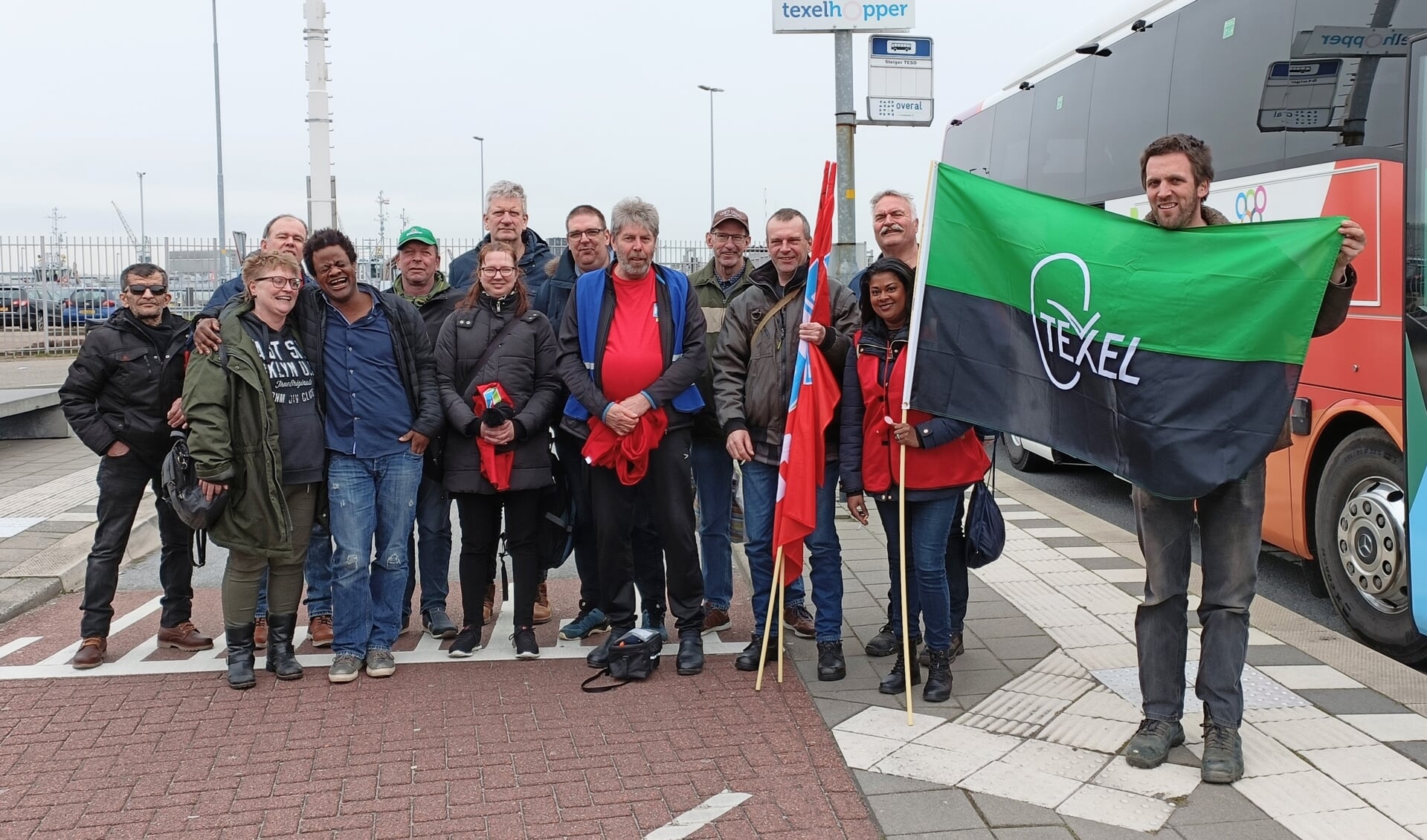 Medewerkers van De Bolder onderweg naar de demonstratie.