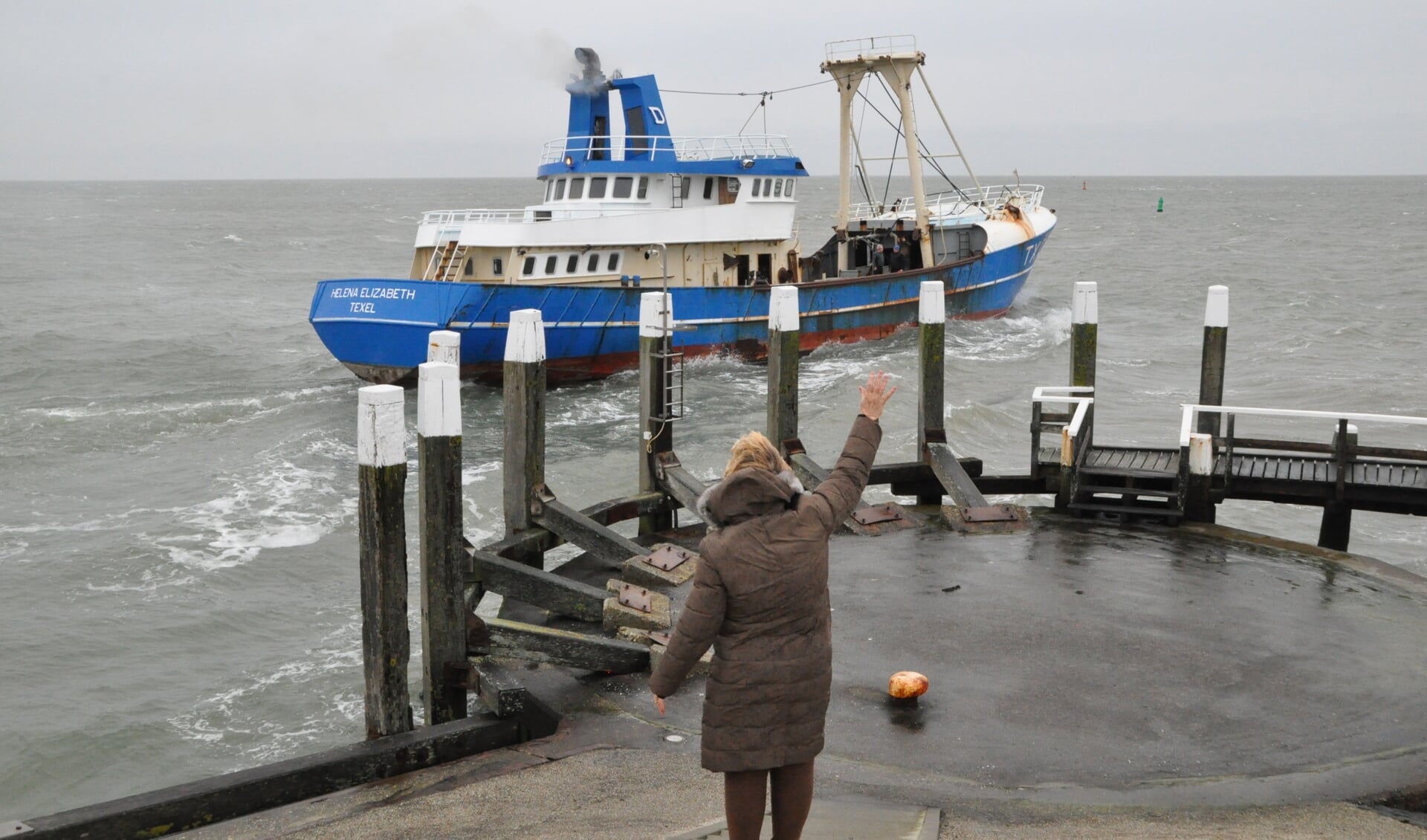 Uitgezwaaid door Erna Drijver verlaat de TX29 de haven voor het laatst. 