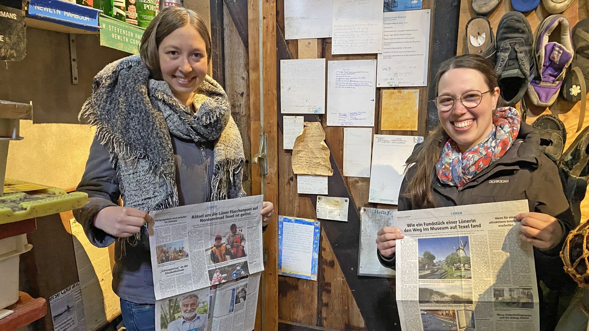 Annika en Hannah met de krantenartikel in Museum Kaap Skil