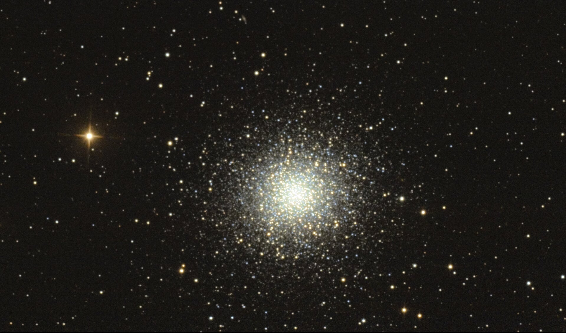 Bolvormige sterhoop M13 in het sterrenbeeld Hercules.