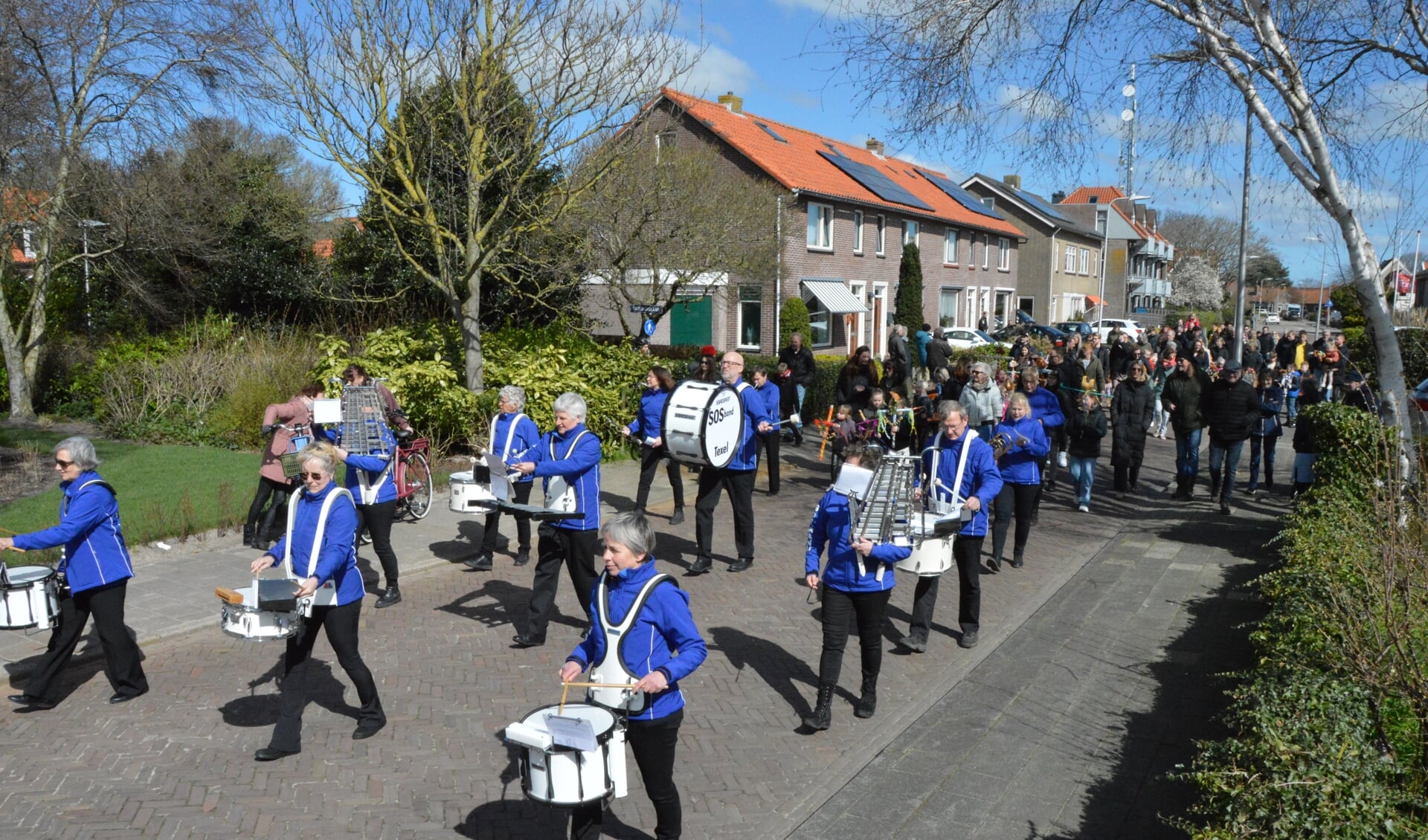Voorafgegaan door de SOS Band trok de palmpaasoptocht door Den Burg. 