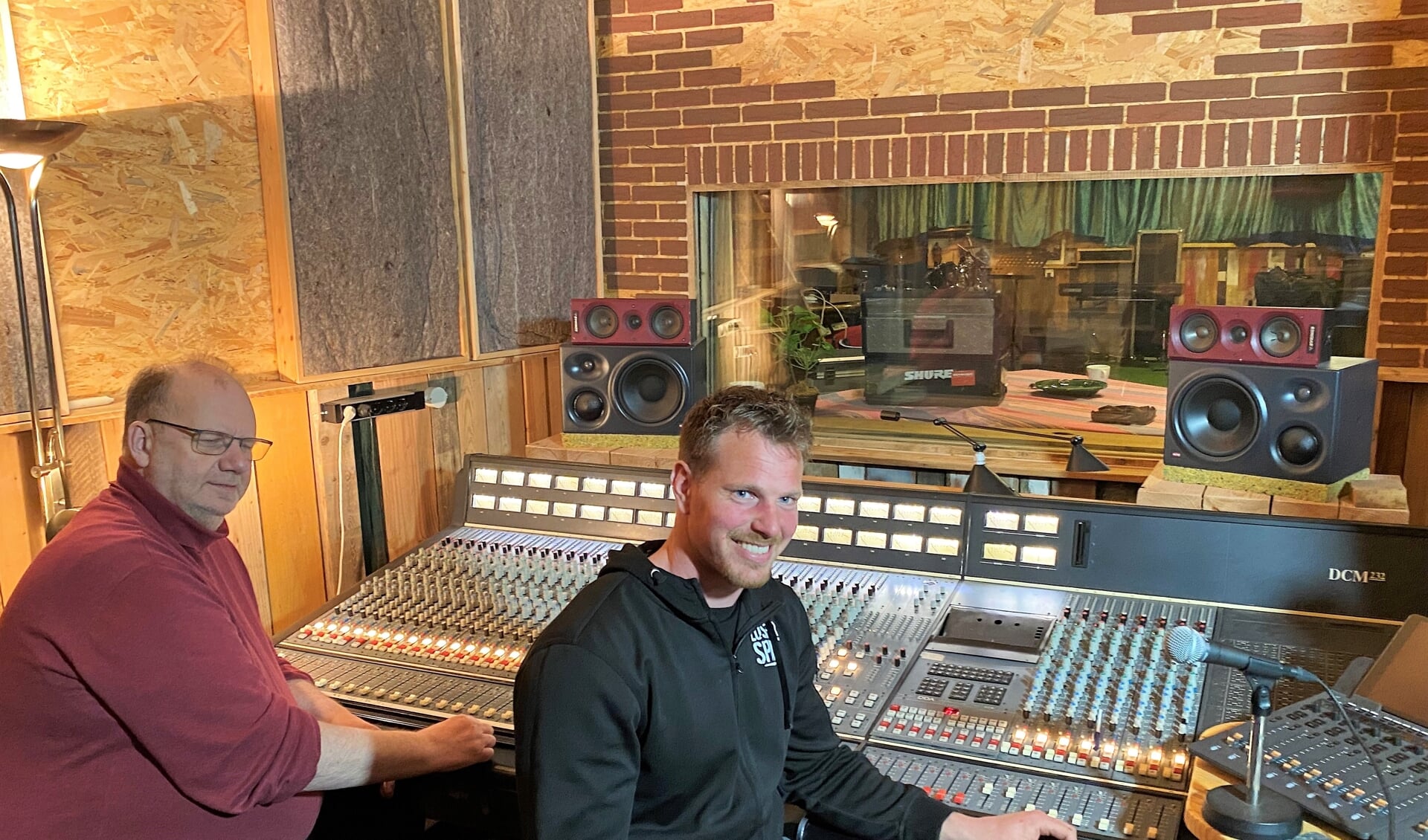 Geluidstechnicus Frank Scherphuis en DJ Mike Brouwer draaien warm in de Jugsound Studio van Rikus Kloosterhuis.