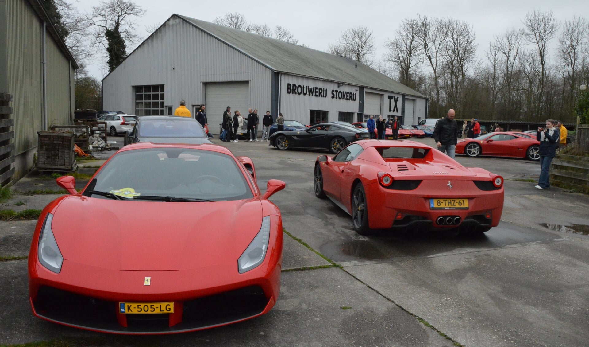 Ferrari's op het terrein van de Brouwerij Stokerij Texel.