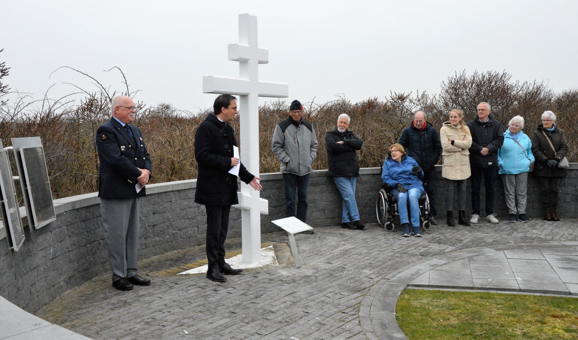 Burgemeester Uitdehaag onthult tijdens de herdenking het nieuwe informatiebord voor het monument bij De Mok.