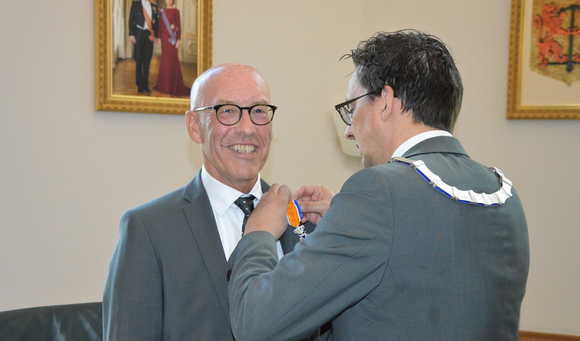 Jan Jacob Rab krijgt het lintje voor zijn benoeming tot Ridder in de Orde van Oranje Nassau.