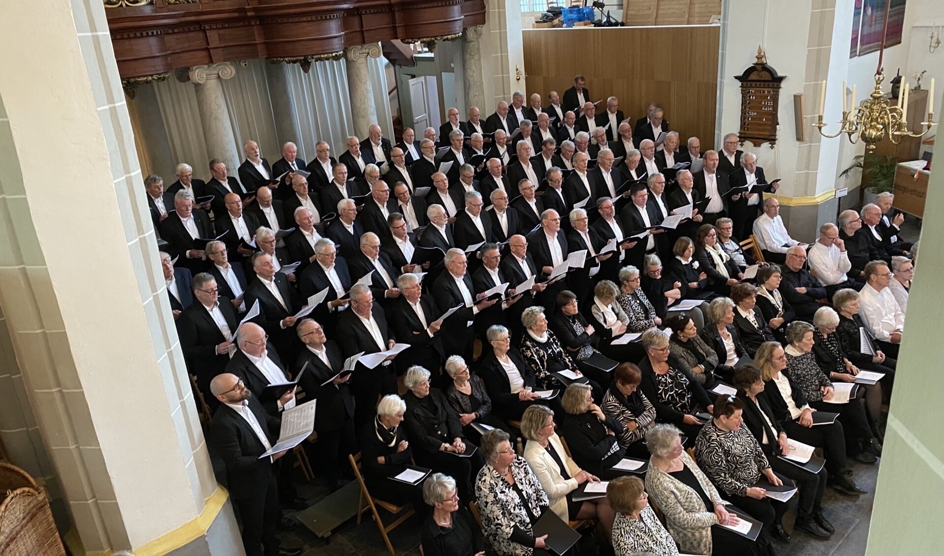 Het Groot Mannenkoor Noord Nederland geeft een concert in de Burghtkerk. 
