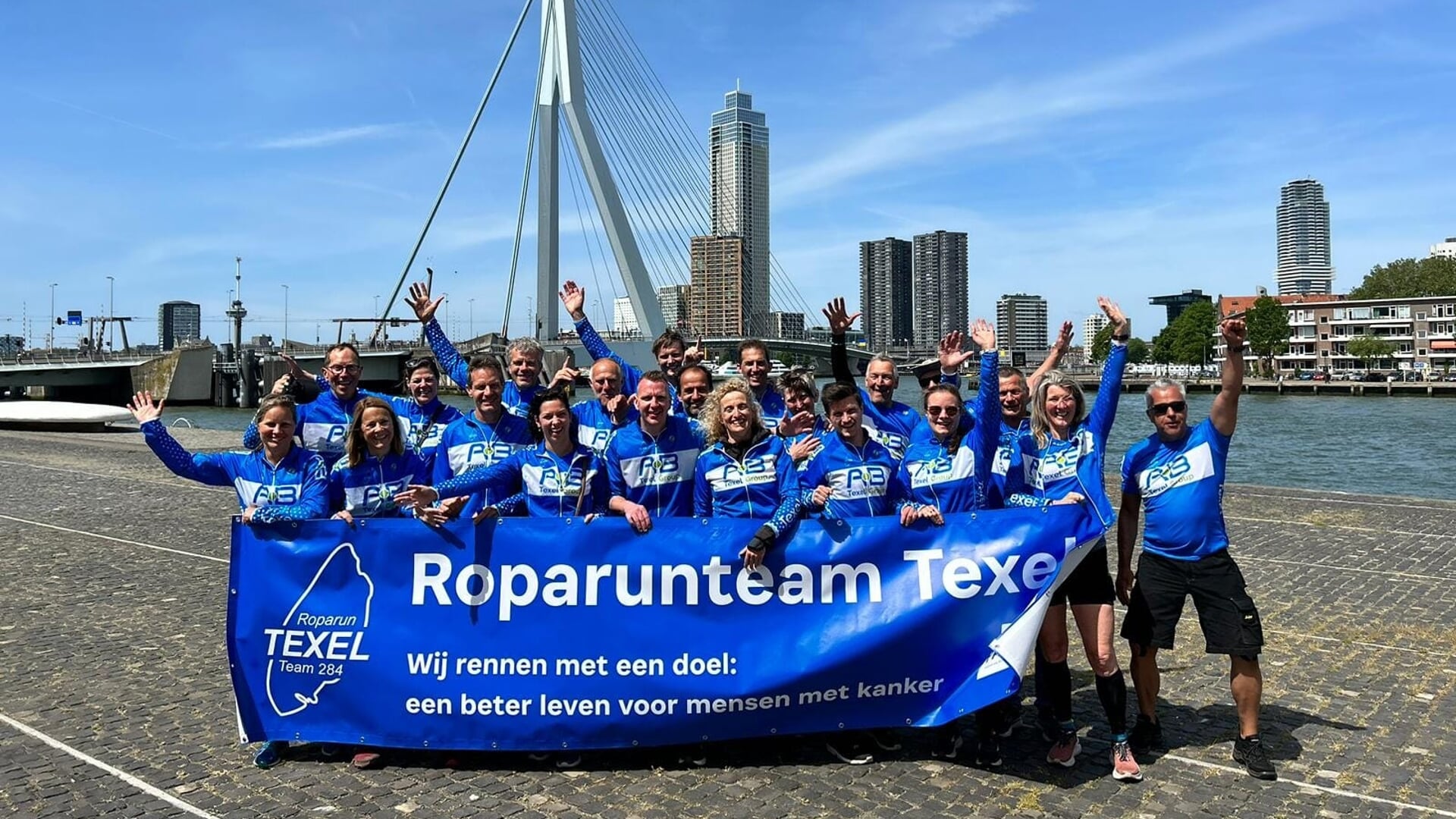 De Texelrunners van Roparunteam Texel in Rotterdam met 'De Zwaan' op de achtergrond.