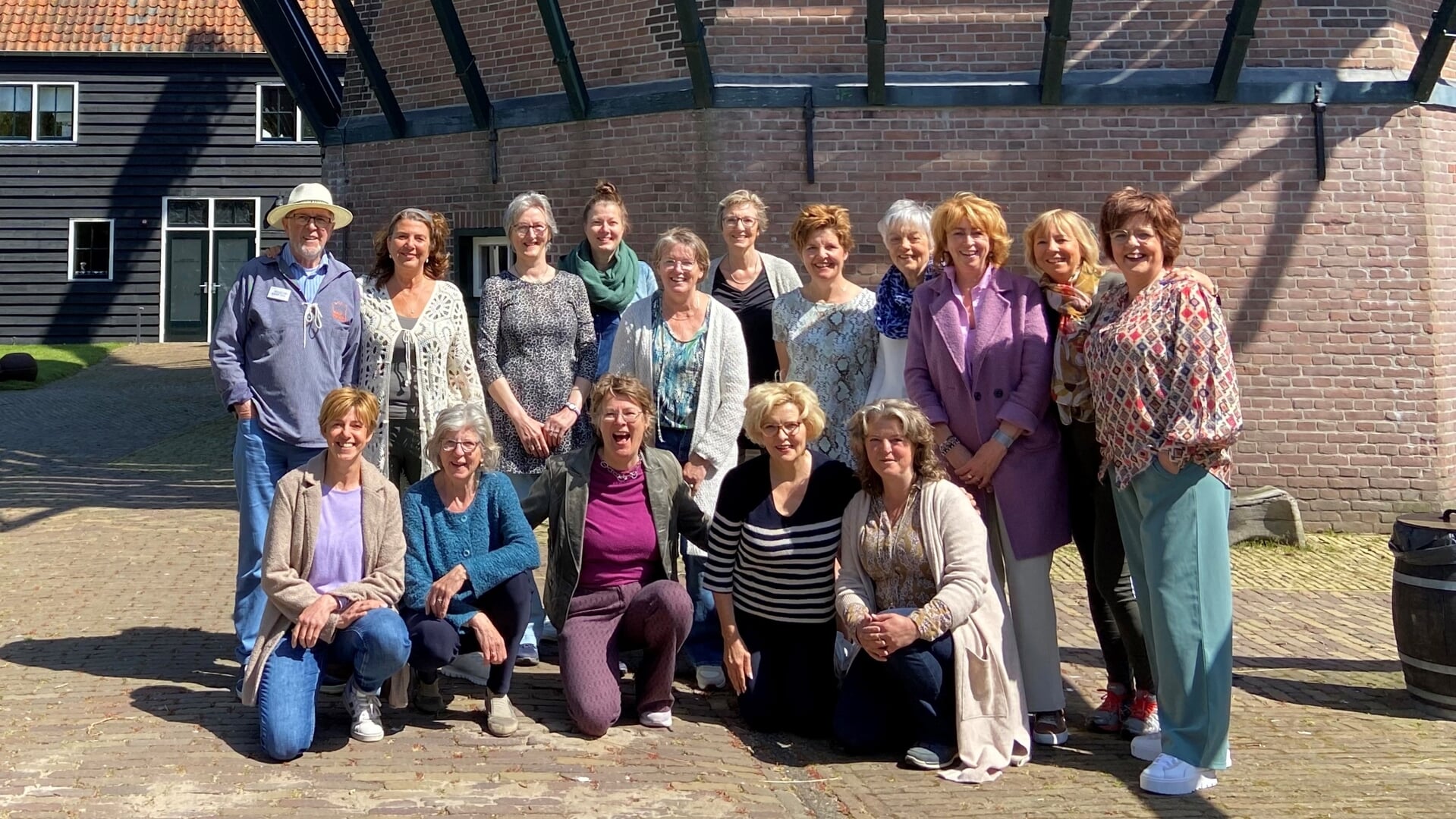 De vijftien nichten met Hans Bakker bij De Traanroeier in Oudeschild.
