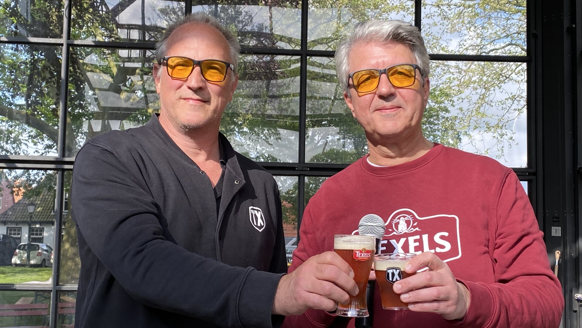 Kees Groenewoud en Joost Molewijk met het nieuwe gezamenlijke bier.