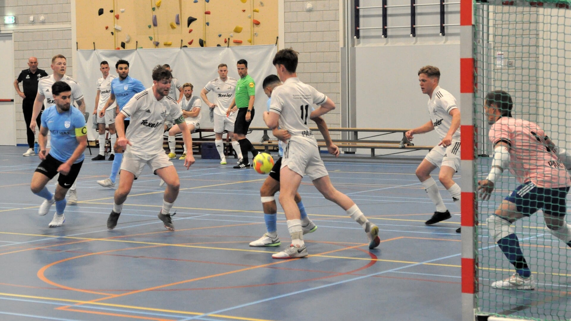De verdediging van Texel Futsal.