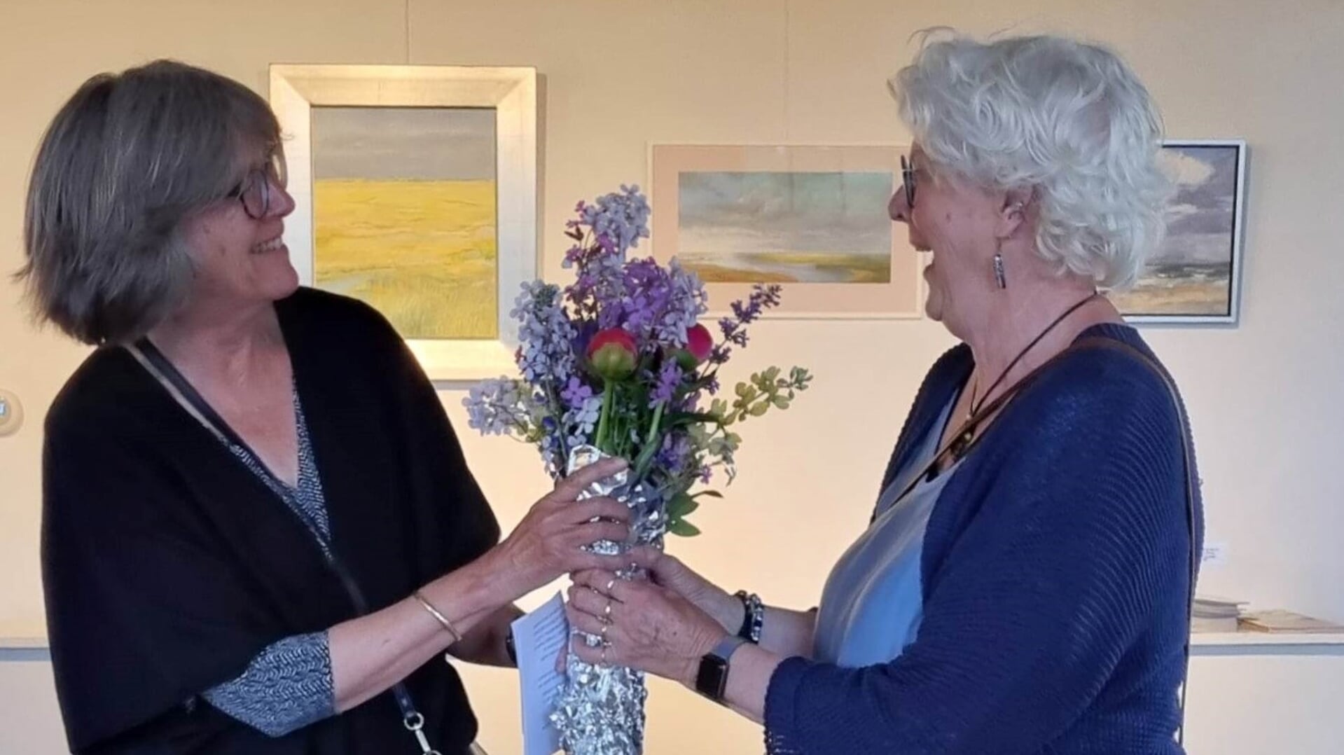 Bloemen van Zout-voorzitter Marianne Verhagen voor secretaris Greet Swabedisse.