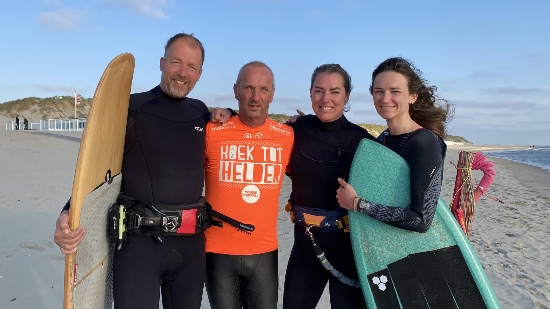Jacco van de Ree, Paul Ottenhof, Anouk van der Burgt en Lora Strck van Schijndel op het strand bij paal 9.