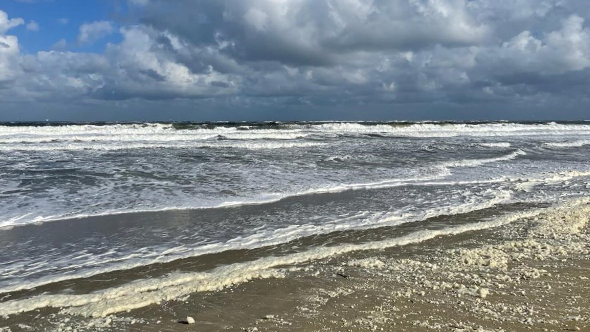 Het strand bij paal 15.