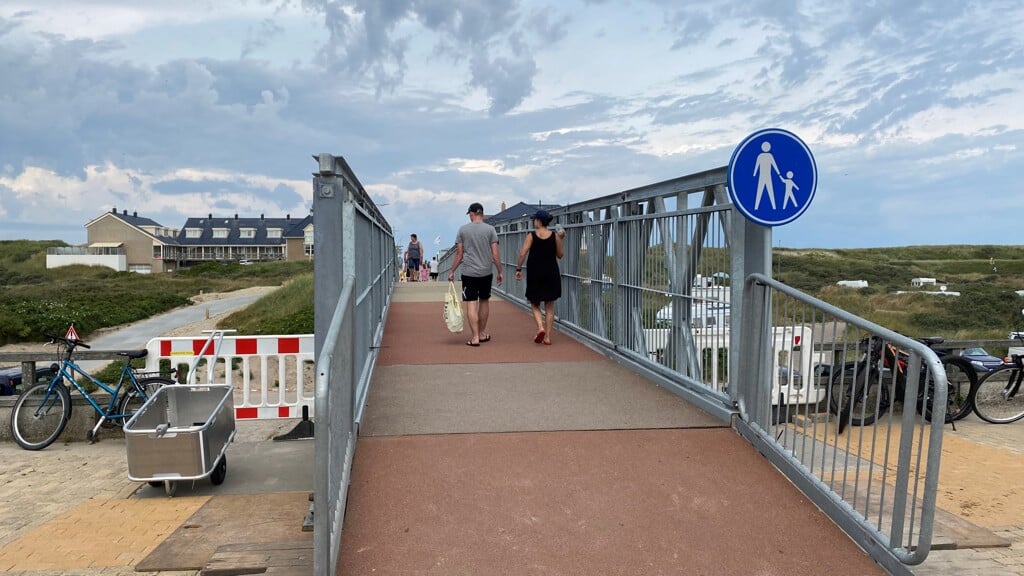De noodbrug die van de zomer over het parkeerterrein van Kogerstrand werd gelegd als verbinding tussen de Badweg en paal 20.