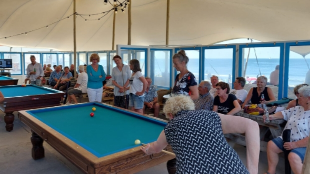 Biljarten op strand bij Paal 9