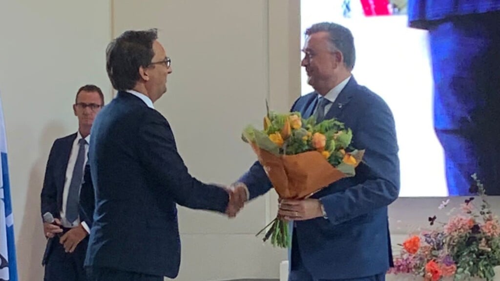 Michiel Uitdehaag wordt gefeliciteerd door gouverneur Emile Roemer als nieuwe burgemeester van Venray.