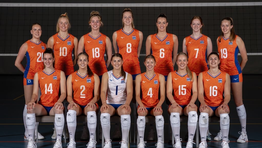 Jong Oranje met in het midden - met nummer 8 - Britte Stuut uit Den Burg.