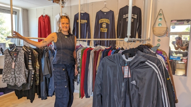 Eva met The Plug Vintage Shop boven Vlinderwinkel Kikkertstraat