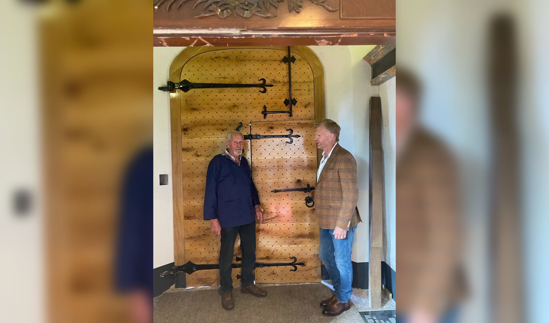 Axel Lap en Kees Kooij bij de binnenkant van de deur.