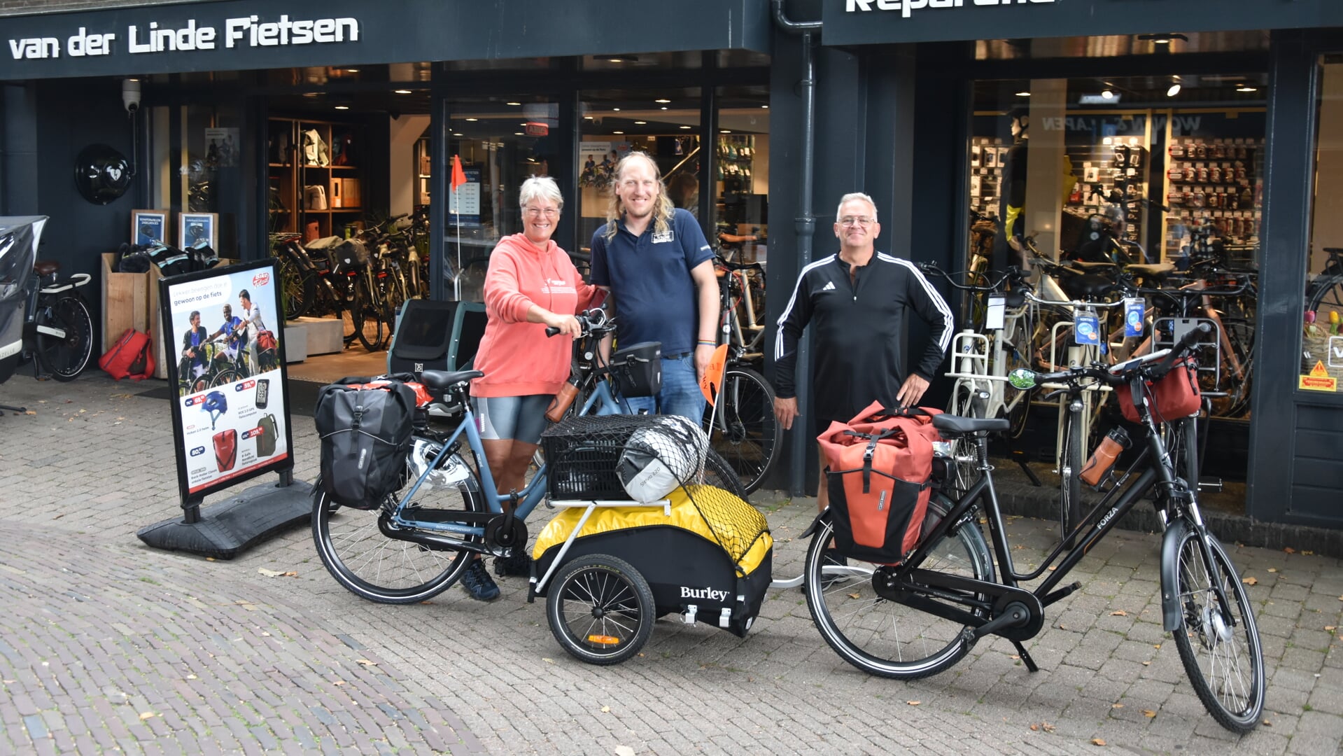 Jacoline en Peter (r) met de door Benjamin Stoffer (m) en zijn team gepimpte fietsen.