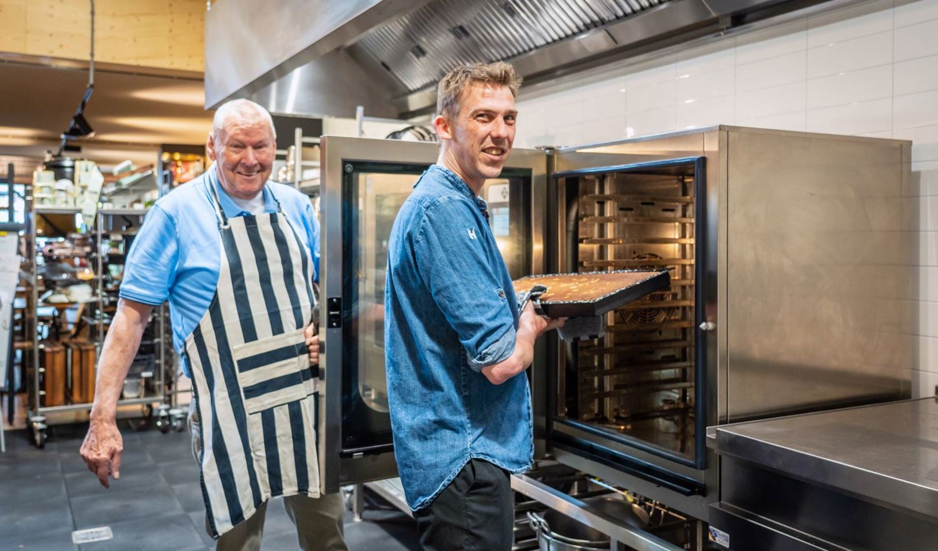 Bakken van de speculaas onder toezien van Dirk Biesboer.