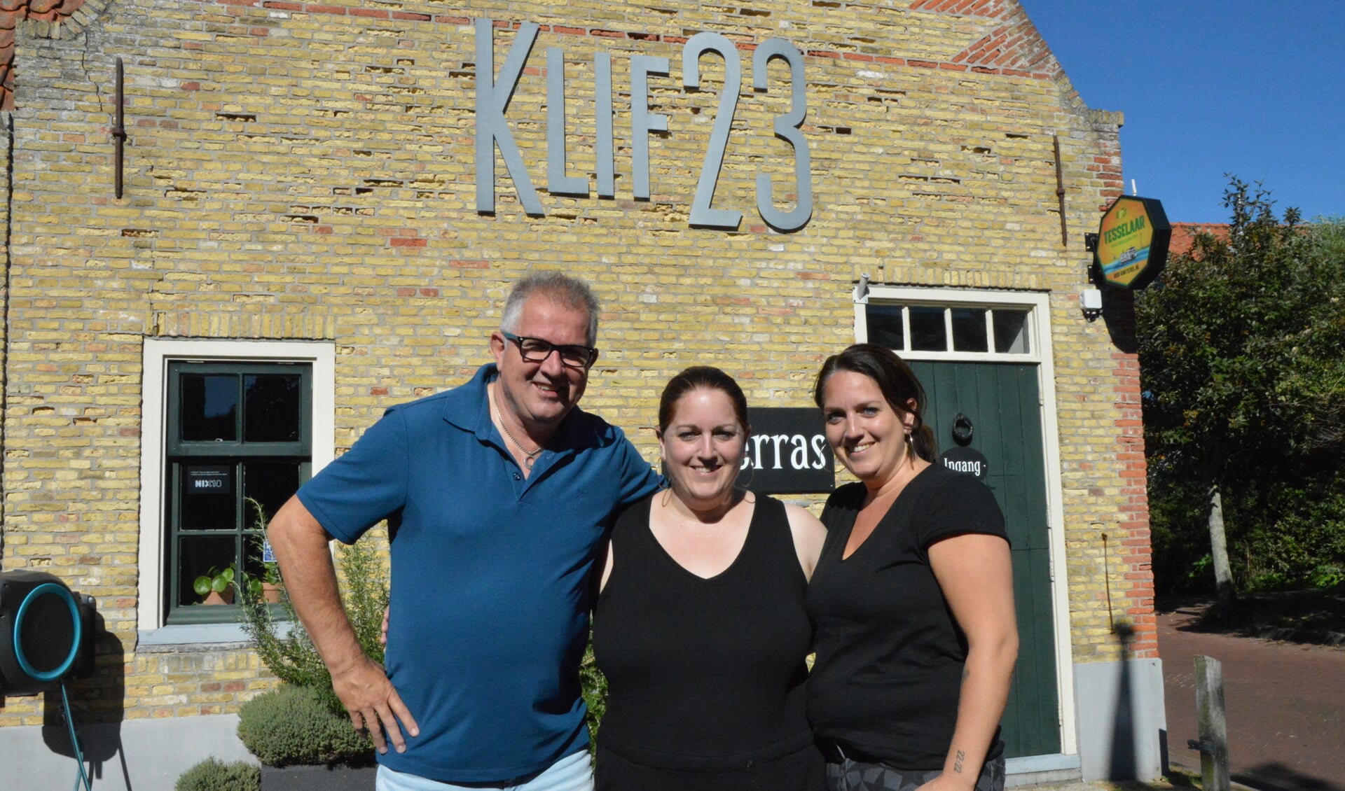 Sieme Jan Zijm en zijn opvolgers Marit en Cisca Hoogenbosch bij pannenkoekenhuis Klif 23.