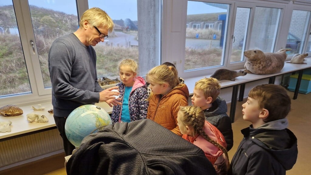 Frans van der Veen van de sterrenwacht geeft uitleg aan de kinderen van de Jozefschool.