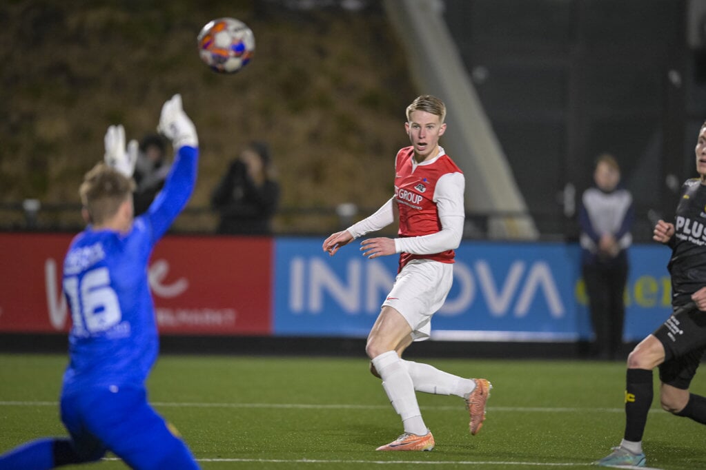 Kasper Boogaard maakte maandagavond zijn profdebuut in de wedstrijd van Jong AZ tegen Roda JC.