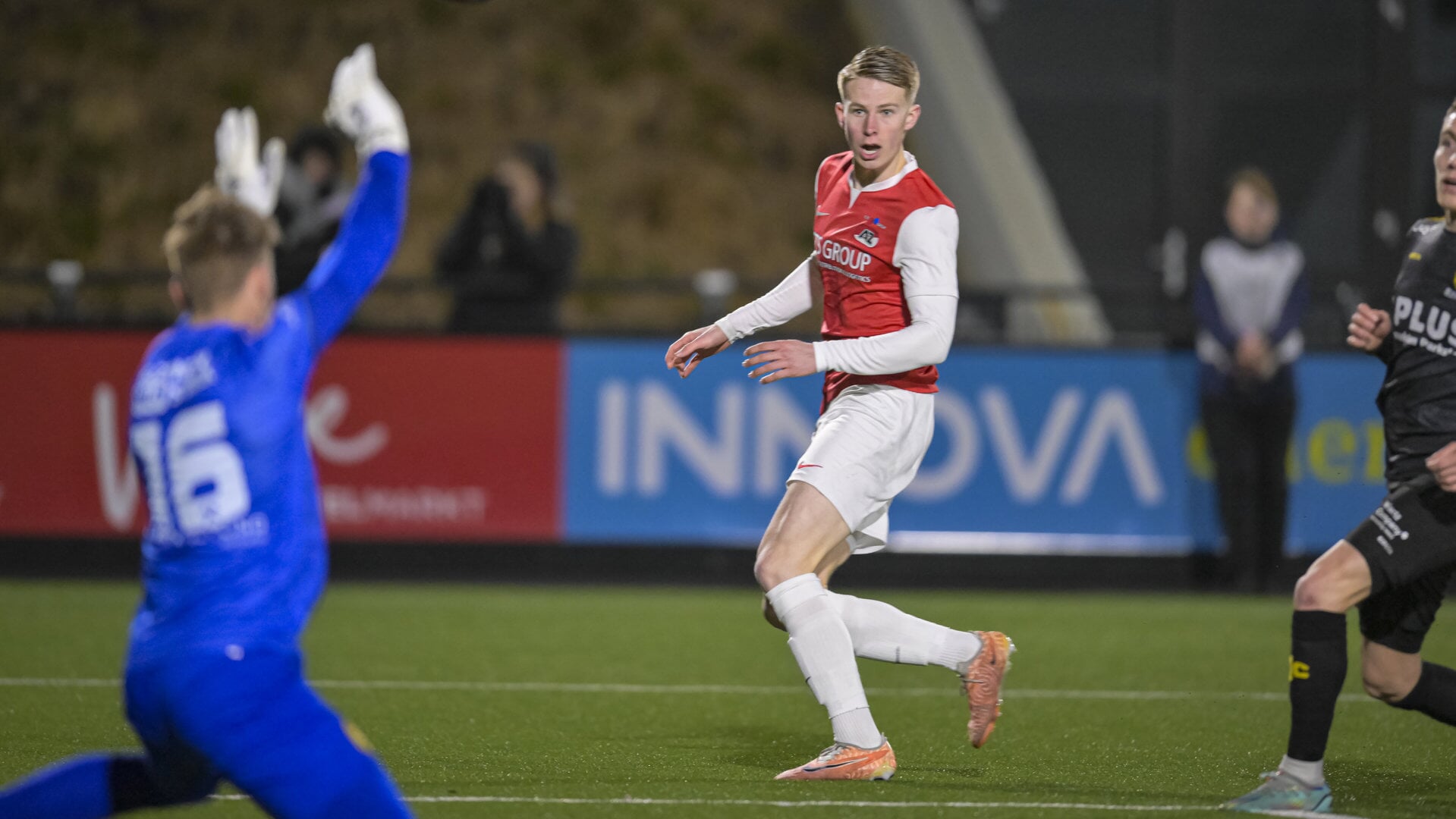Kasper Boogaard tijdens zijn profdebuut bij Jong AZ tegen Roda JC.