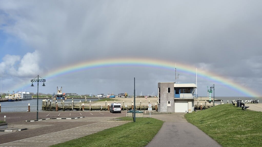 Regenboog boven de haven.