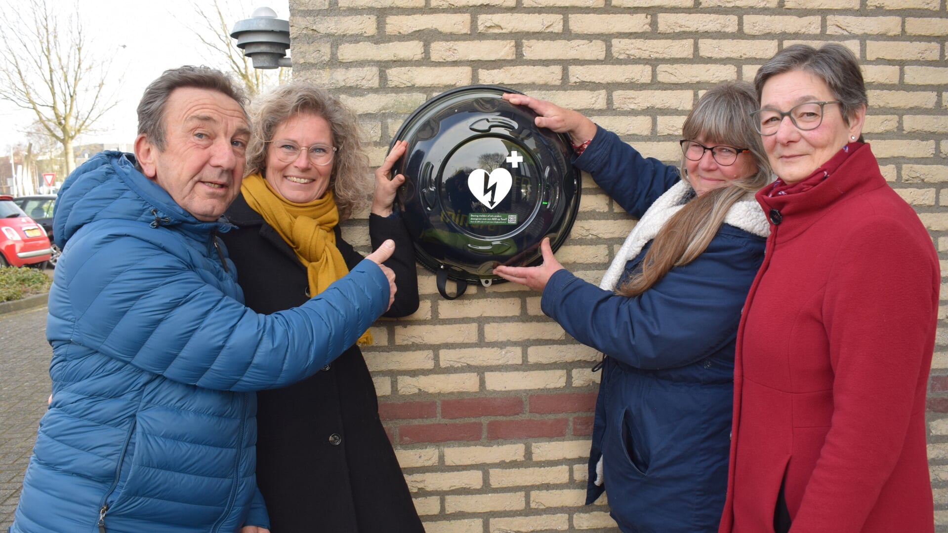 Piet Bolier, Monique Pronk, Lia Stienstra en Betsie Verhoeven bij een vernieuwde AED.